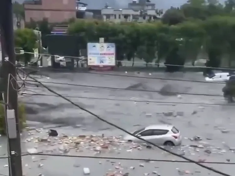 光復鄉市區水演超過100公分一片汪洋。翻攝畫面