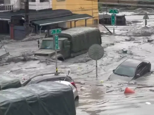 花蓮馬太鞍溪橋遭沖毀洪流沖入光復市區 軍車在馬路上漂流
