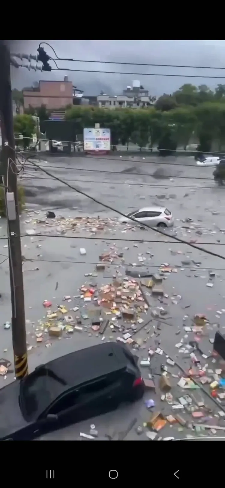 商店物品被沖到馬路上漂流。翻攝畫面