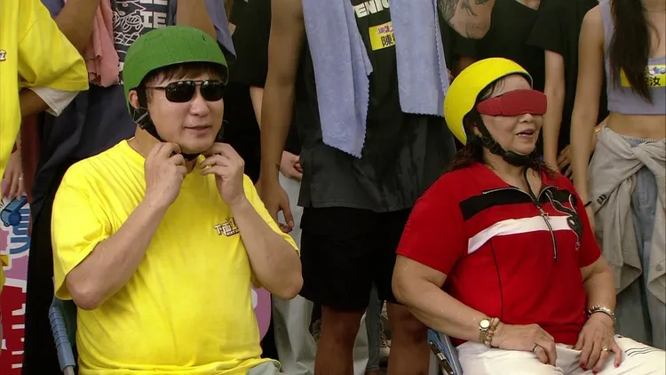 胡瓜戴墨鏡作弊，地方媽媽不忍出手了。民視提供