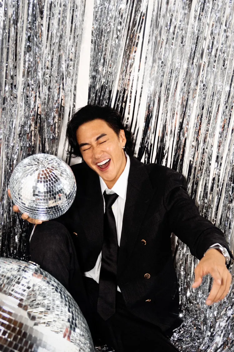 何潤東慶祝生日，開心拿著舞台球拍照。翻攝何潤東臉書