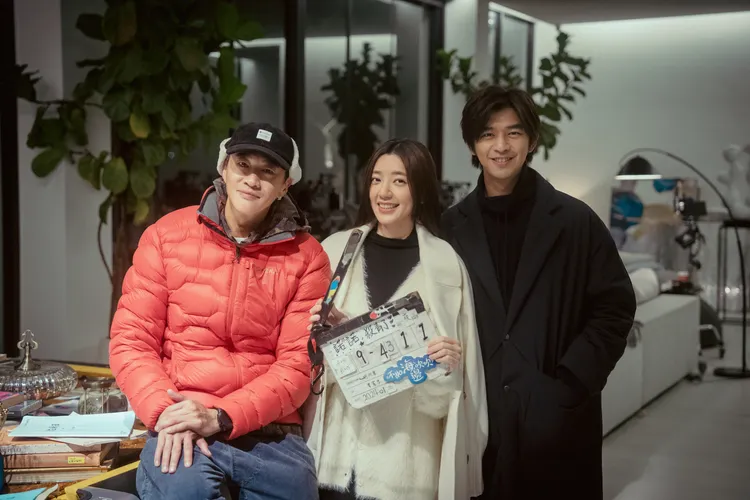 導演何潤東（左起）首度執導浪漫愛情劇，與郭雪芙、陳柏霖合作。資料照、大川大立提供