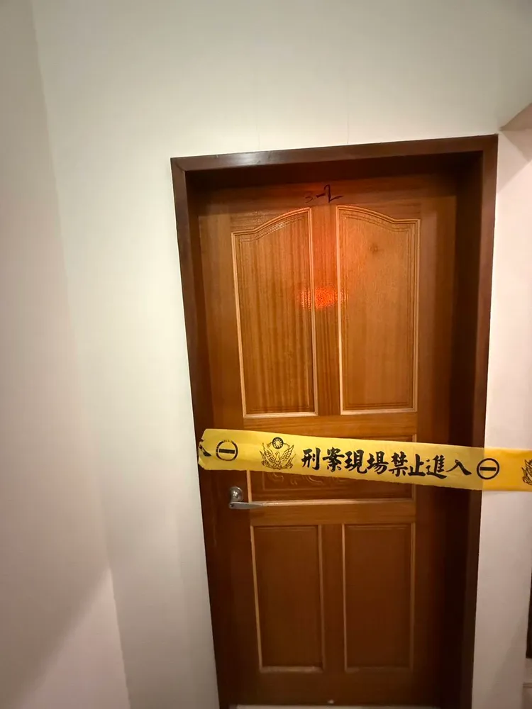 陳男上周五還有到班，隔了一個周休假日，人卻失去聯繫令同事擔心，警方屋外拉起封鎖線。翻攝畫面