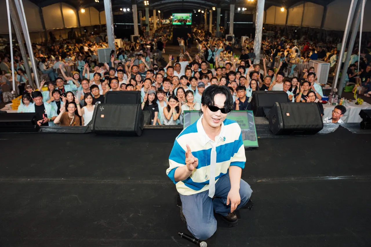 Gogoro 首次举办千人办桌派对,邀请金曲歌王萧煌奇热情献唱。业者提供