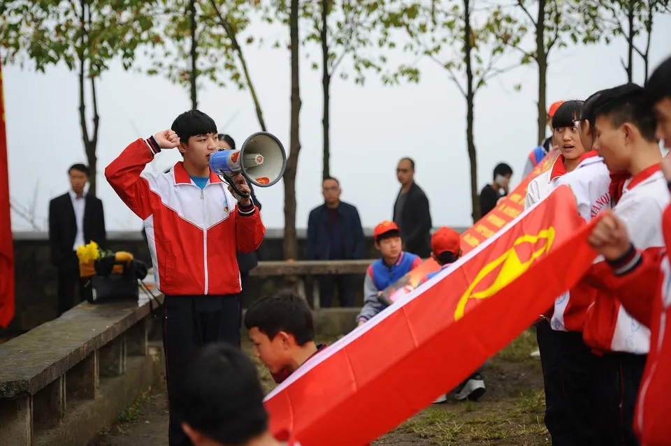 中国共青团成员宣誓表忠。翻摄共青团网