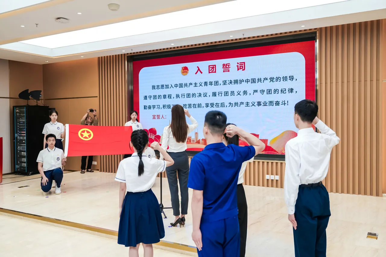 共青团成员必须宣誓效忠中国共产党。翻摄共青团网