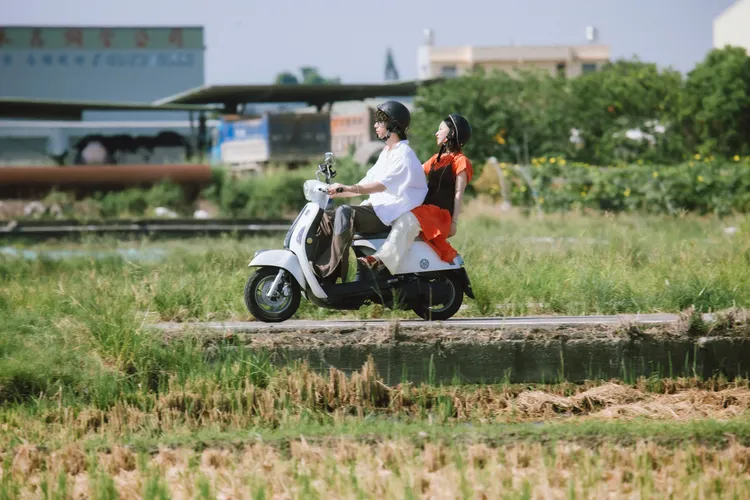Hakubi在嘉義田邊騎機車。波麗佳音提供