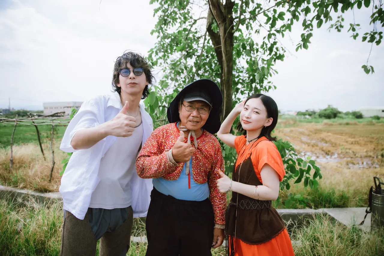 Yasukawa Aru(左)、片桐与嘉义当地民众合照。波丽佳音提供