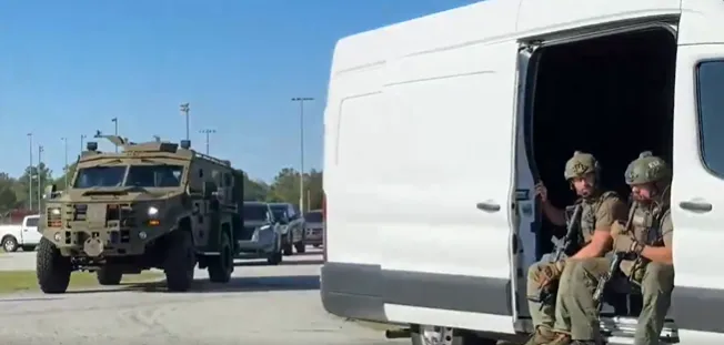 美國移民局出動裝甲車、直升機，以及荷槍實彈的警察去抓韓國工程師。翻攝X@ICE