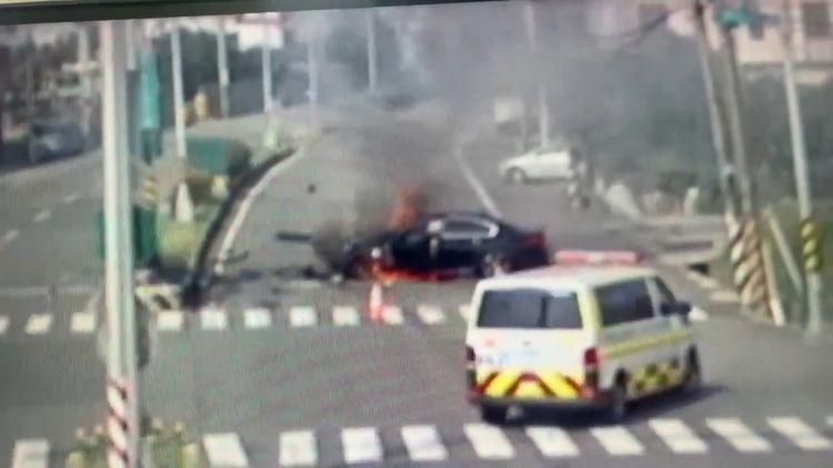 疑車速過快撞分隔島釀火燒車　路人及時拉出駕駛撿回一命