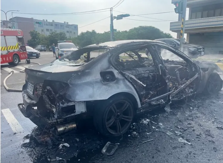 火燒車。楊梅警分局提供