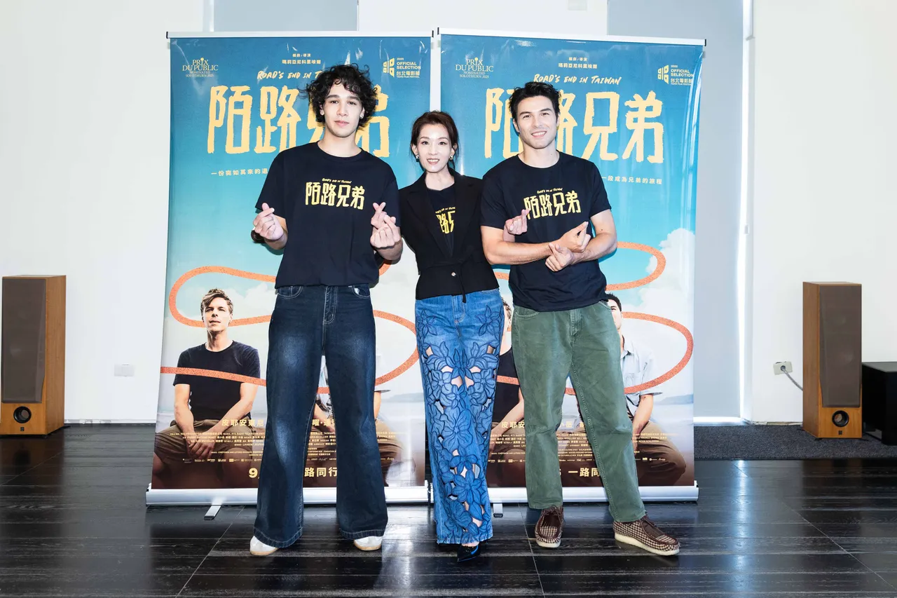 纳曜、叶全真和凤小岳同台。绮影发行提供