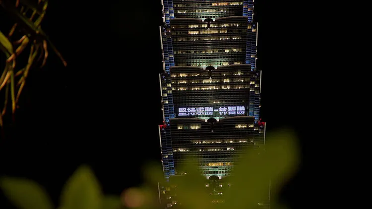 台北101點燈致敬林智勝。 味全龍提供