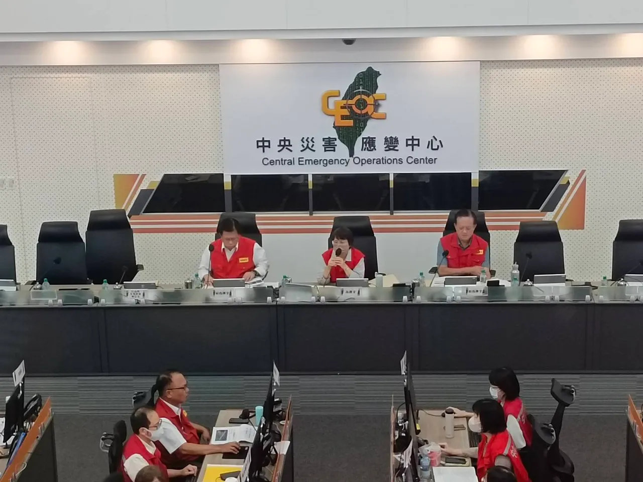 中央灾害应变中心已调度台北市、新北市、屏东县、宜兰县、台东县及消防署特种搜救队,总计48车、20艇148人、2搜救犬驰援花莲县。消防署提供