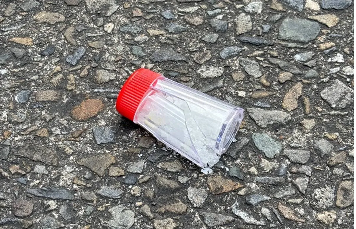 警方查獲內藏K他命的透明塑膠罐子,遭嫌犯踩破。翻攝畫面