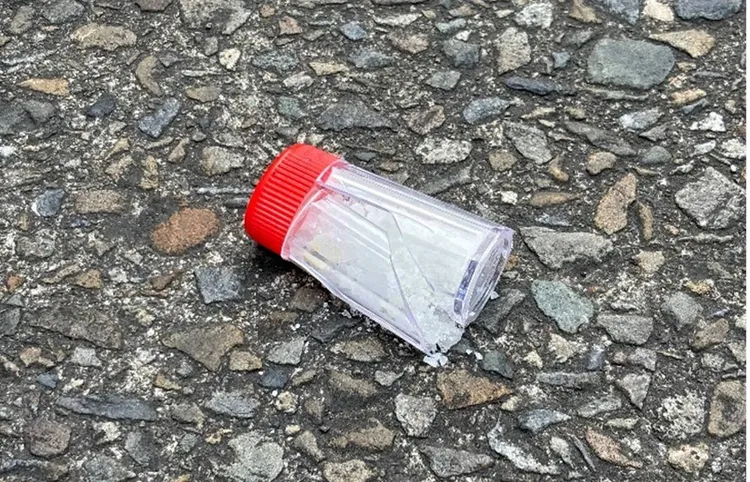 警方查獲內藏K他命的透明塑膠罐子，遭嫌犯踩破。翻攝畫面
