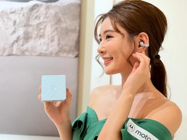 隨razr 60冰藍限定版同步登場的Swarovski聯名夾耳式耳機，以冰藍水晶點綴細節，結合Bose調音與AI降噪，打造兼具時尚與高音質的聆聽享受。趙筱文攝