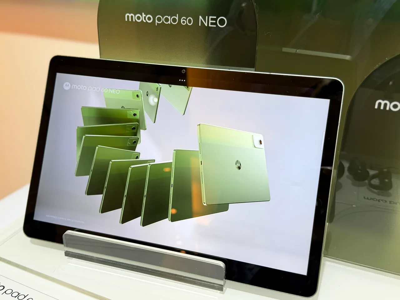 moto pad 60 NEO配備11吋2.5K大螢幕、Dolby Atmos四聲道揚聲器與moto pen手寫筆,專為創作者與自由工作者打造。趙筱文攝