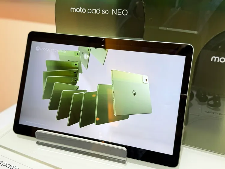 moto pad 60 NEO配備11吋2.5K大螢幕、Dolby Atmos四聲道揚聲器與moto pen手寫筆，專為創作者與自由工作者打造。趙筱文攝