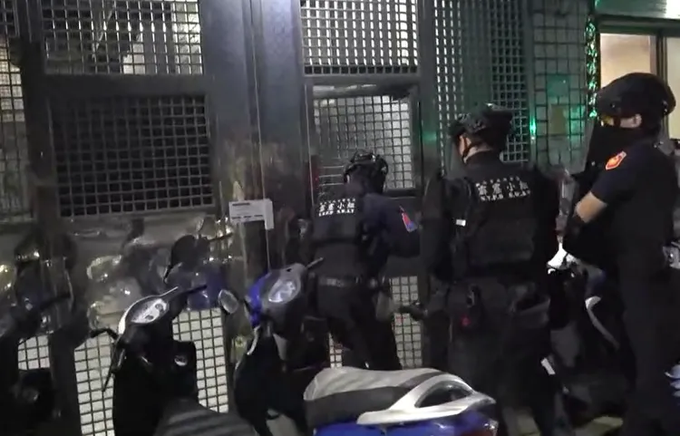 新北警使用器具破門進入。警方提供