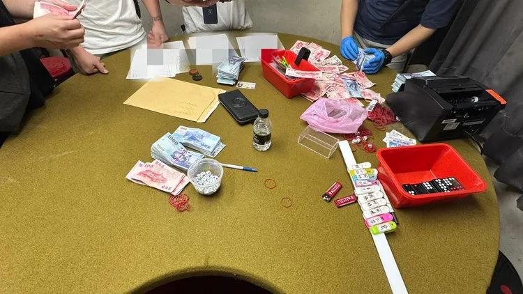 警方查獲賭資、賭具等證物。警方提供