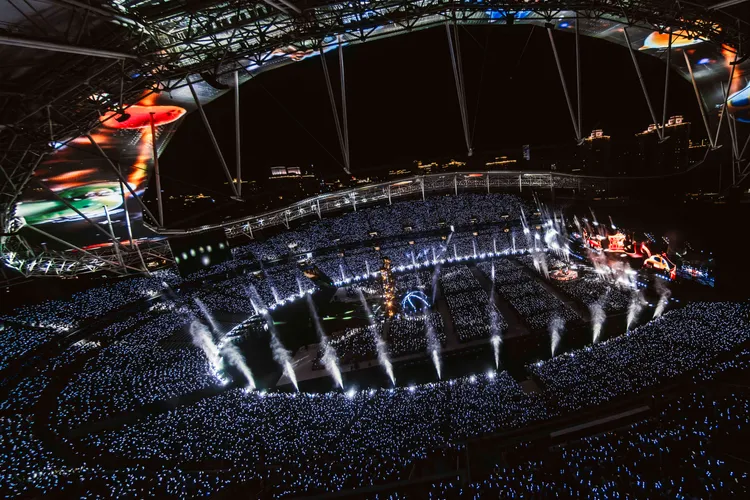 五月天上海開唱，台下座無虛席。相信音樂提供