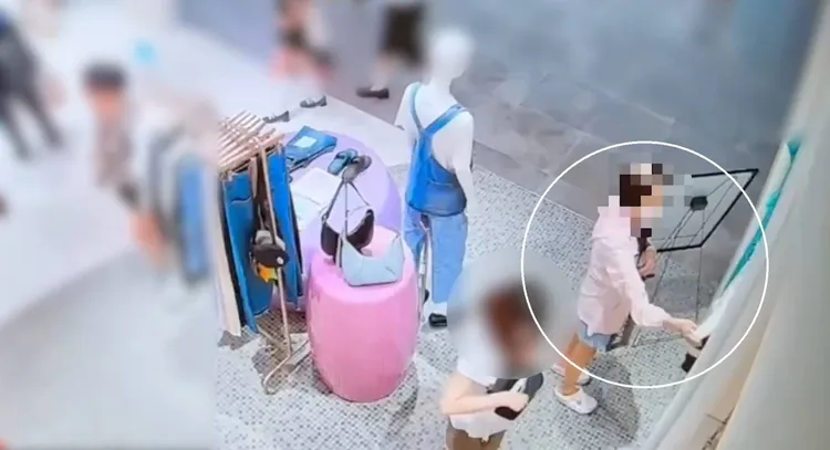 廖婦假意挑選商品。警方提供