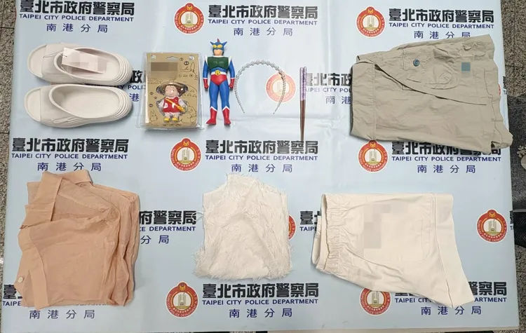 廖婦得手的玩具動感超人公仔、衣物。警方提供