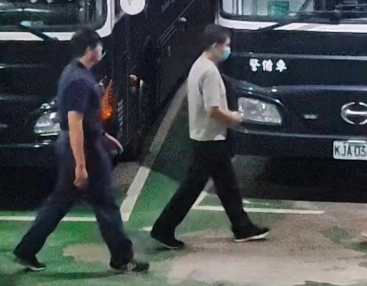 向詠強昨晚11時許在北檢法警戒護下上囚車發監執行。張欽攝