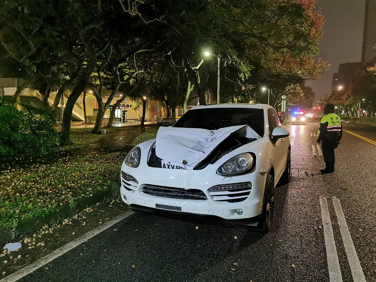 向詠強駕駛的保時捷車頭撞到凹陷。資料照片