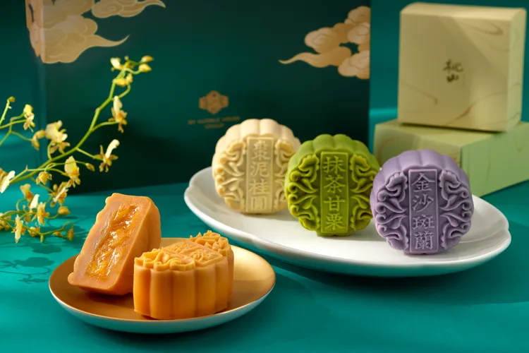 寒舍集團「豐采」寒舍盛典月餅禮盒1580元，承襲日本和菓子精湛工藝，匠心打造，打造四款以寒舍餐廳招牌甜品為主題的桃山月餅。寒舍集團提供