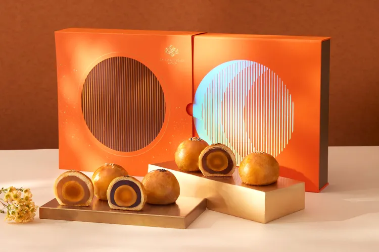 寒舍集團「金月」蛋黃酥禮盒1280元，豐潤飽滿的油亮蛋黃酥，傳遞濃厚團圓意象。寒舍集團提供