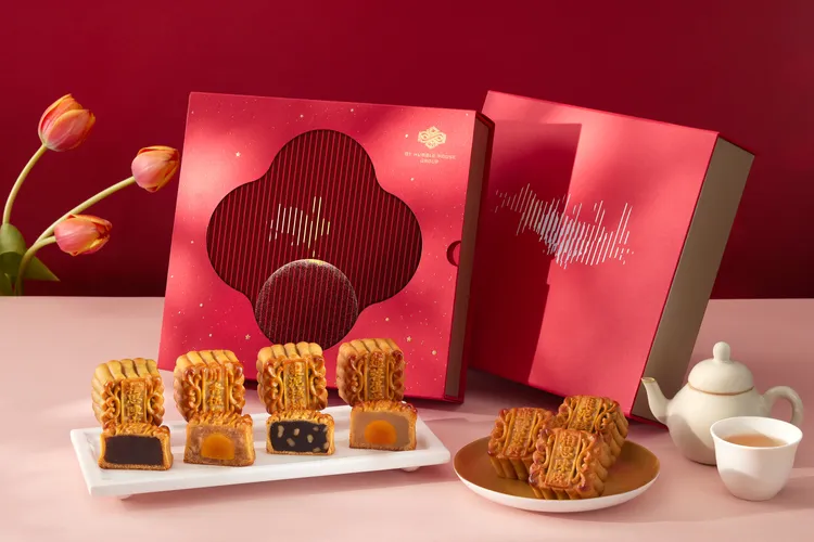 寒舍集團「桂粵」珍藏月餅禮盒1380元，遵循正統廣式月餅繁複工法，以2：8黃金比例成就薄皮豐餡的極致口感。寒舍集團提供
