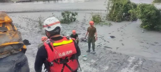 花蓮熱心鄰長開車查災遇難!鄰居跳車爬樹上逃劫 兒殯儀館撫屍痛哭