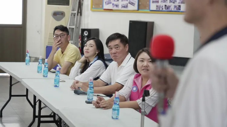 國民黨主席候選人郝龍斌，今天(29日)上午在高雄果貿社區跟黨員座談。（圖／郝龍斌臉書）