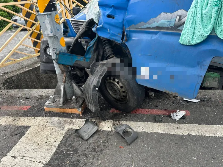 小貨車追撞停等紅燈汽車再撞號誌桿，駕駛傷重不治。翻攝畫面