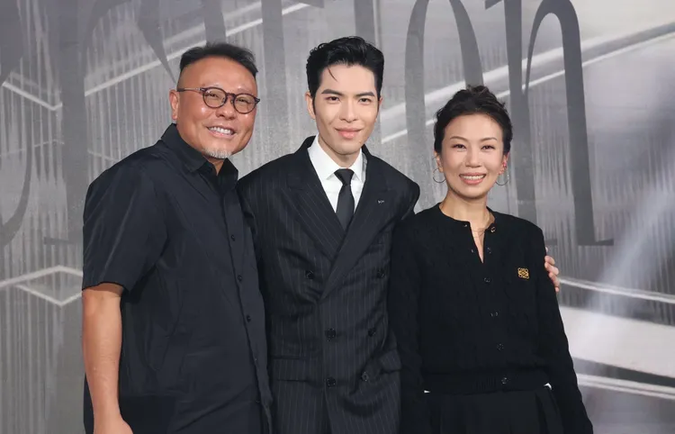 索尼音樂大中華區CEO陳國威（左起）、蕭敬騰和經紀人老婆林有慧今出加盟席記者會。莊宗達攝