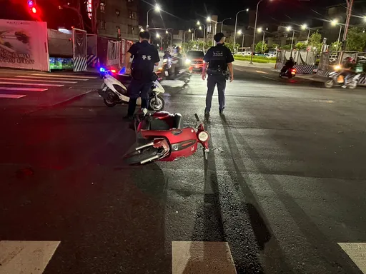 新莊休旅車闖紅燈撞搶黃燈機車 女騎士噴飛重摔一度無呼吸心跳