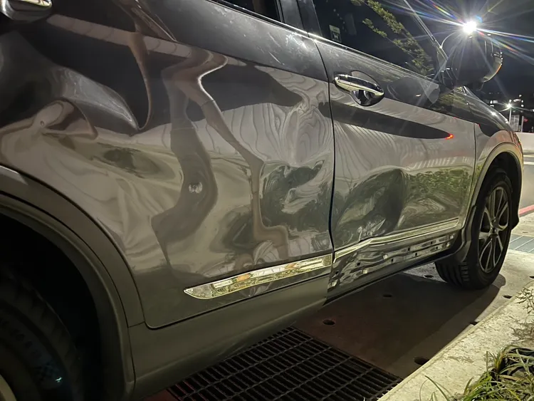 休旅車側邊凹陷，可見衝擊力不小。翻攝畫面