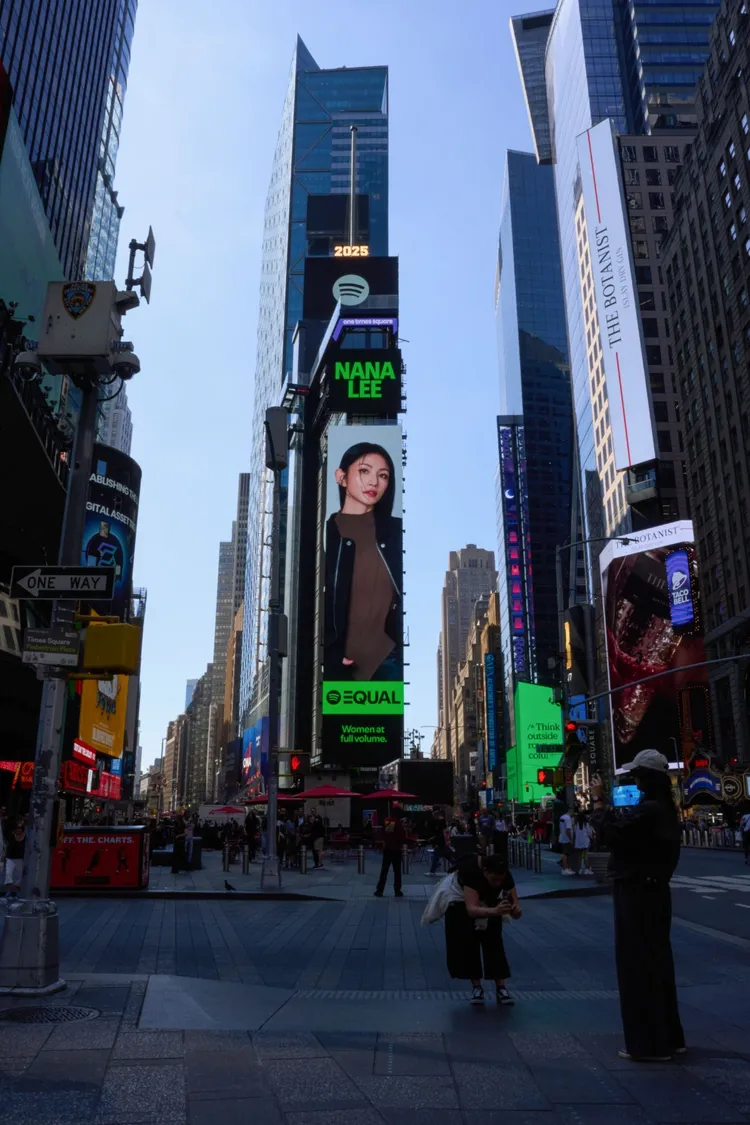 李千娜登上紐約時代廣場巨幕。環球音樂提供