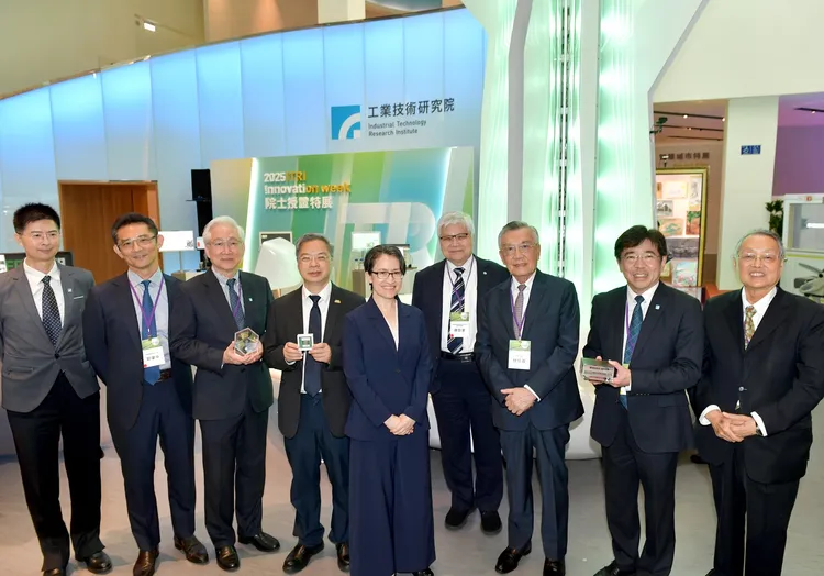 工研院電子與光電系統研究所副所長盧俊銘、經濟部產業技術司司長郭肇中、工研院董事長吳政忠、經濟部部長龔明鑫、副總統蕭美琴、台積公司董事長暨總裁魏哲家、總統府資政林信義、工研院院長劉文雄、宏碁集團創辦人施振榮。工研院提供