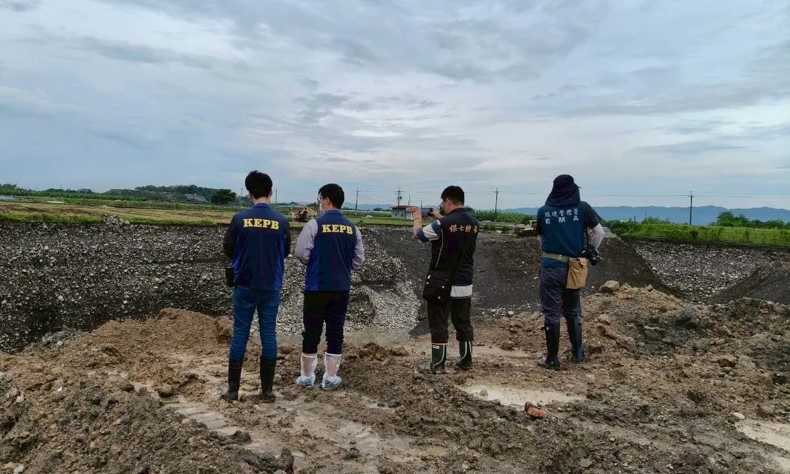高市府日前稽查农地盗采砂石。经发局提供