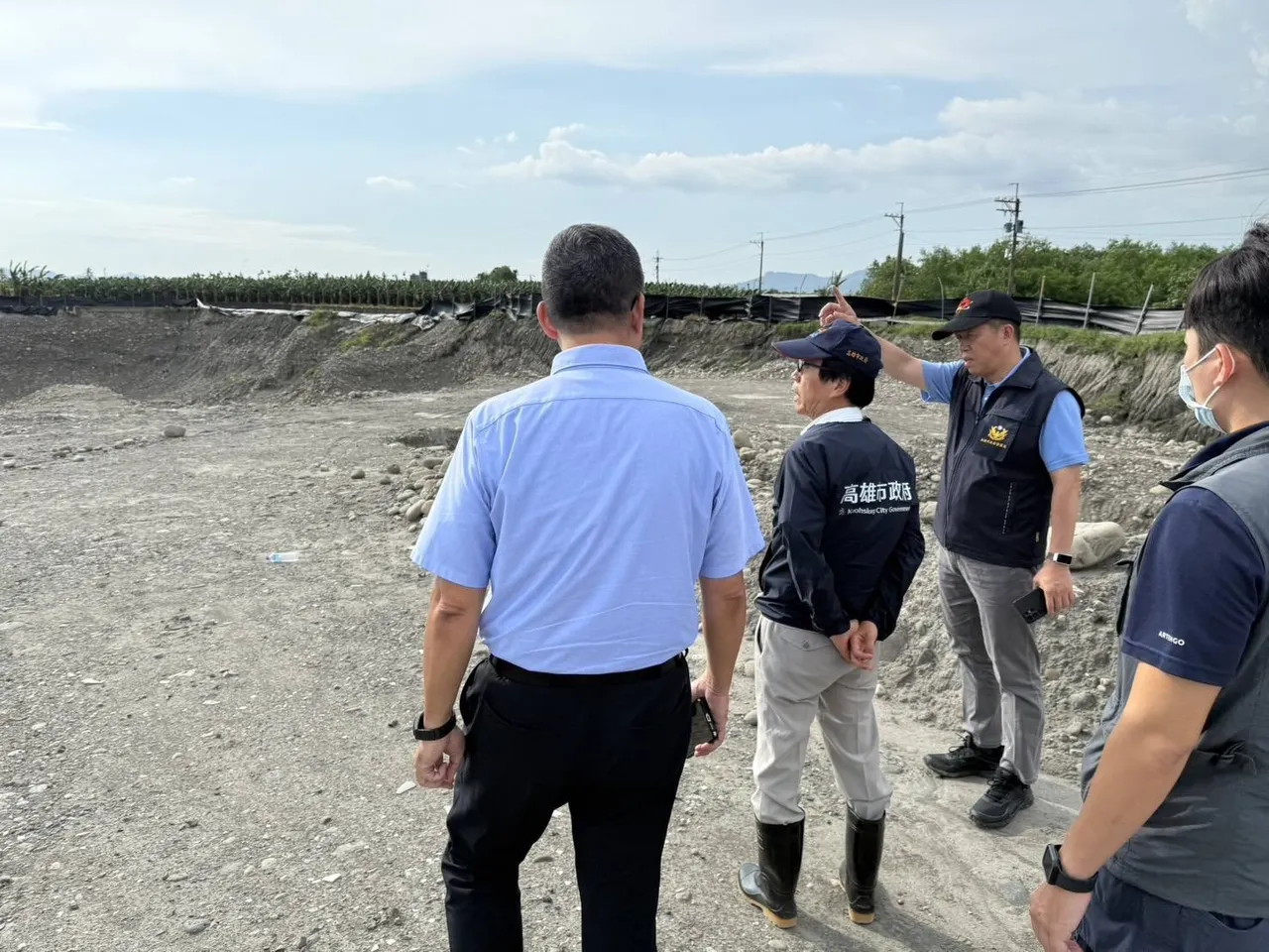 林钦荣8日率市府相关局处联合查勘美浓新吉洋段及成功段遭盗采土石农地。经发局提供