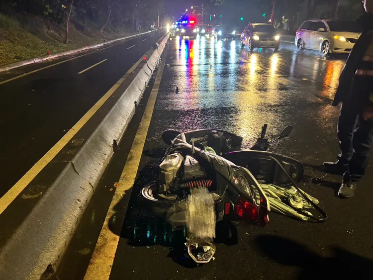 機車撞擊分隔島後倒向快車道。翻攝畫面