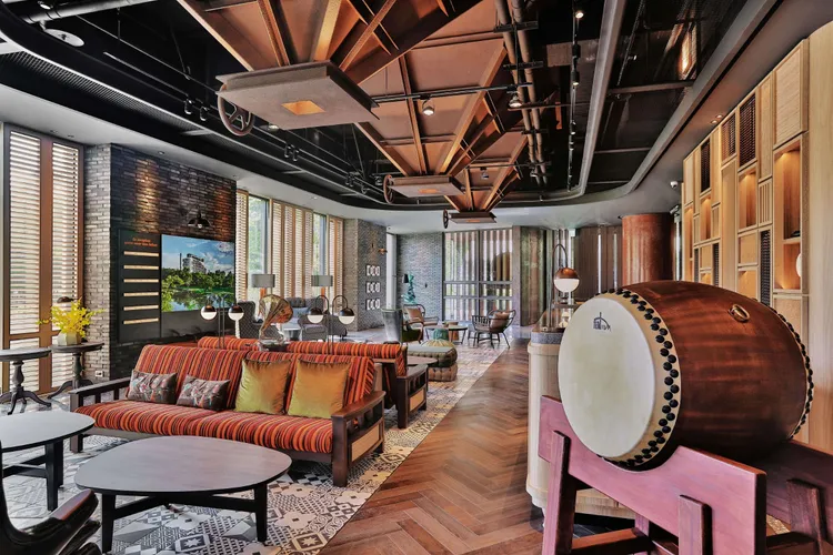 台南虎山館提供舒眠精油噴霧或薰衣草滾珠按摩精油二選一，享受古城的慢活步調。捷絲旅提供