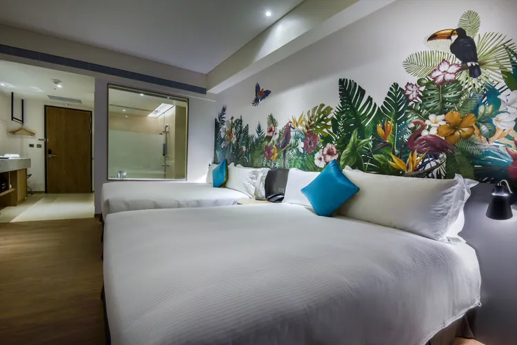 高雄站前館是輕鬆探索高雄城市的最佳選擇，以舒眠精油噴霧打造溫柔夜晚。捷絲旅提供