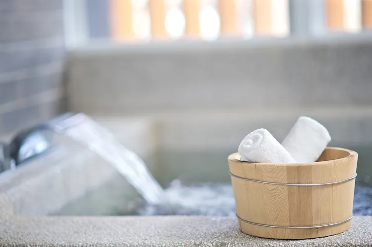 宜蘭礁溪館精選精露香氛飲與薰衣草滾珠按摩精油，更加碼抽獎「一畝香草田」認養活動。捷絲旅提供