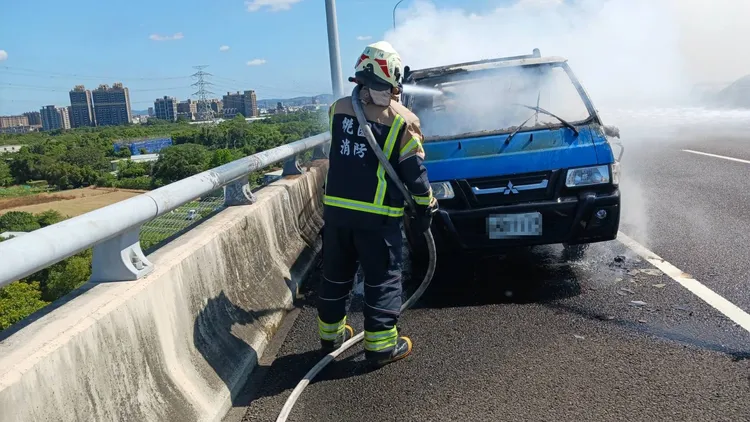 警消滅火。桃園市消防局提供