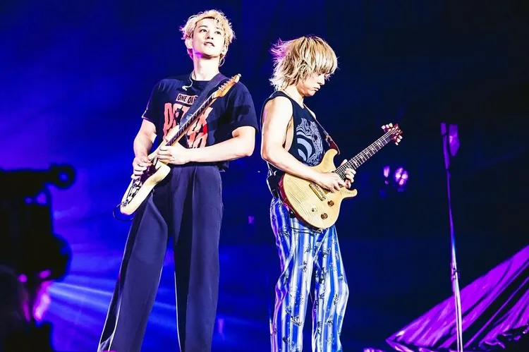 町田啓太（左）和Toru一起飆吉他。翻攝Taka IG