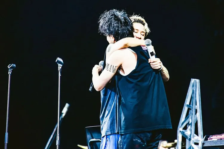 Taka擁抱佐藤健，感謝他情義相挺。翻攝佐藤健IG